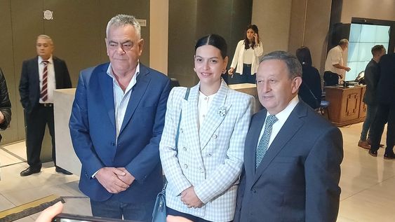 Flor Destéfanis llegó a la asamblea legislativa en compañía de sus colegas peronistas Celso Jaque (Malargüe) y Edgardo González (Lavalle).