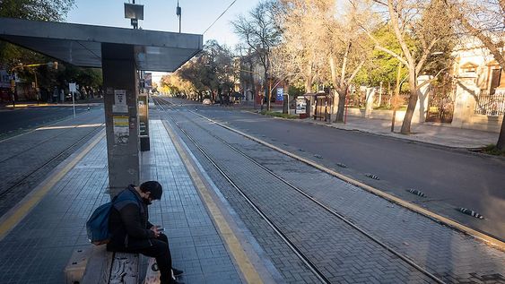 Con un confinamiento más duro, en la semana del 21 al 27 de mayo hubo un leve descenso de casos de Covid-19. Según se informó oficialmente, fueron 6.549 positivos y se sumaron 202 fallecimientos. / Foto: Ignacio Blanco