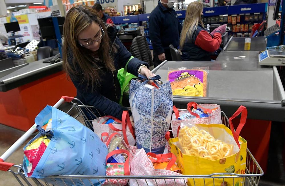 El Instituto Argentino de Análisis Fiscal informó que los impuestos que se aplican a alimentos y bebidas, representa casi el 40% de su precio final. Foto: Orlando Pelichotti / Los Andes