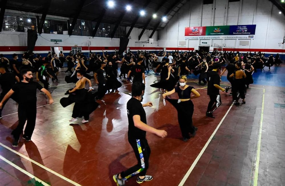 Ensayo de bailarines para la Fiesta de la Vendimia 2022 en el club Pacífico.