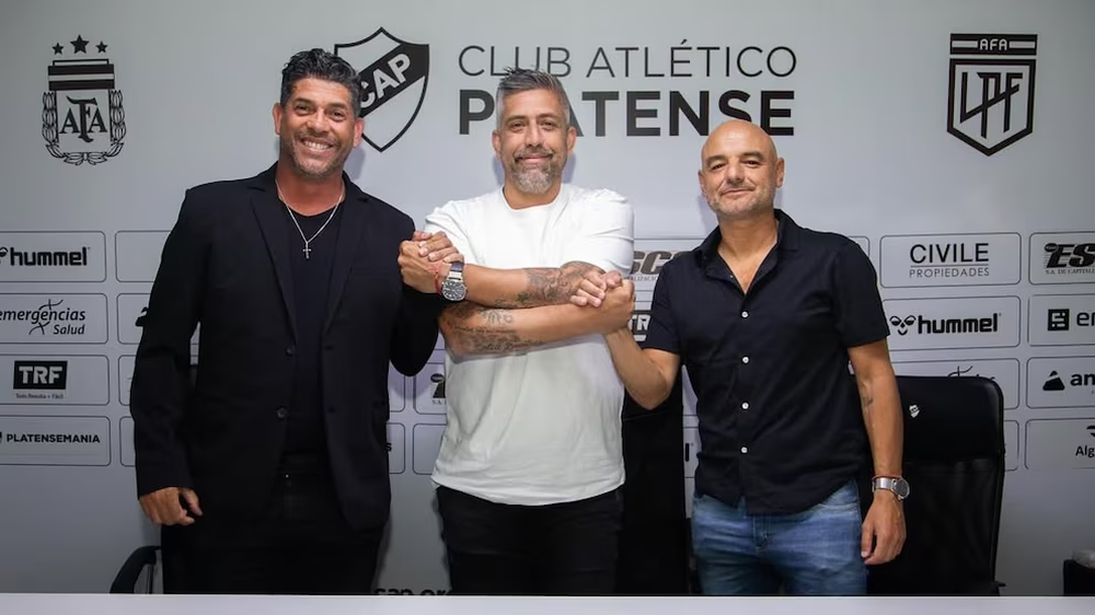 Sergio G&oacute;mez y Favio G&oacute;mez (derecha) junto al presidente Calamar, Sebasti&aacute;n Ord&oacute;&ntilde;ez, en los d&iacute;as felices.&nbsp;