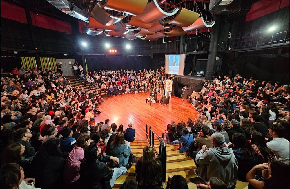 Mariana Enríquez, fue la primera gran figura en la apertura de la Feria del Libro 2004. El público colmó el auditorio del Julio Le Parc.