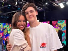 Pampita junto a su hijo Bautista en el primer programa de Los 8 escalones.