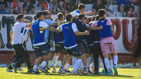 Colegiales festeja una victoria de oro ante Deportivo Maipú