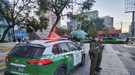 Efectivos de Carabineros de Chile, de servicio este lunes en la zona del metro Plaza Egaña. Tras la victoria de Kast, la fuerza policial recibió señales de apoyo. Foto: perfil en X de la Prefectura Santiago Andes de Carabineros.&nbsp;