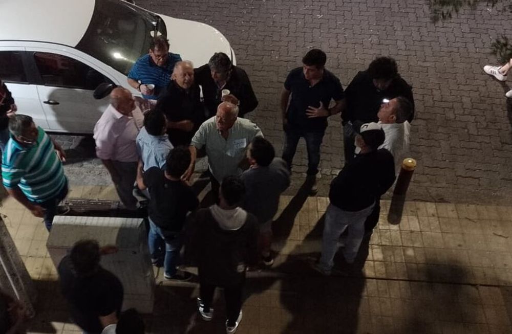 ¡Qué no se repita! Disturbios en la vereda de la Liga Mendocina de Fútbol, luego de que Omar Sperdutti fuera informado por Personas Jurídicas que no podía participar como candidato por no cumplir con los requisitos.