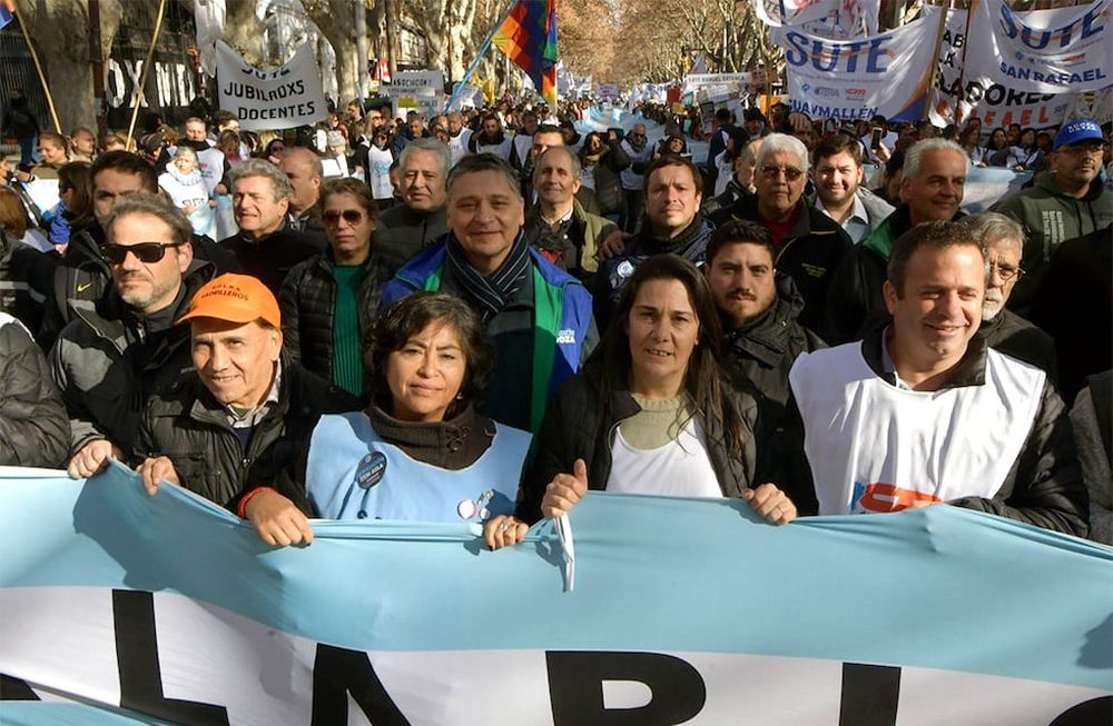 Paro de trabajadoresLos trabajadores de los gremios de estatales (ATE), de la educación (SUTE), SITEA, SADOP,  y de la CGT -entre otros-, además de organizaciones sociales, comenzaron pasadas las 10 de este miércoles a marchar por las calles céntricas como medida de protesta y de visibilización ante los reclamos de mejoras salariales para con el Gobierno de Mendoza. Foto: Orlando Pelichotti/ Los Andes
