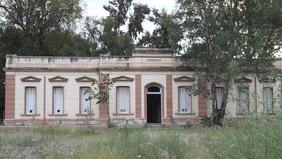 Edificio abandonado de la maternidad Federico Moreno, en el que fuera el Hospital Emilio Civit en el parque General San Martín de Ciudad.  Foto: José Gutierrez / Los Andes