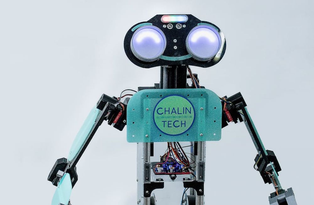 Papert, un robot humanoide de creación nacional que ha logrado interactuar con personas y es fuente de consultas.