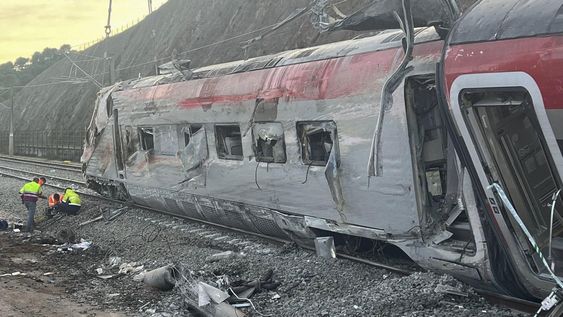Ascienden a 42 los muertos por el choque de trenes en España