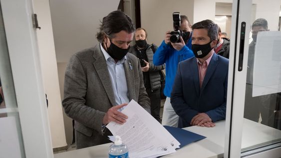 Hace seis meses. El 11 de agosto del año pasado, el ministro Ibáñez ingresó -rodeado de fotógrafos- el proyecto en la Legislatura. Foto: Gentileza
