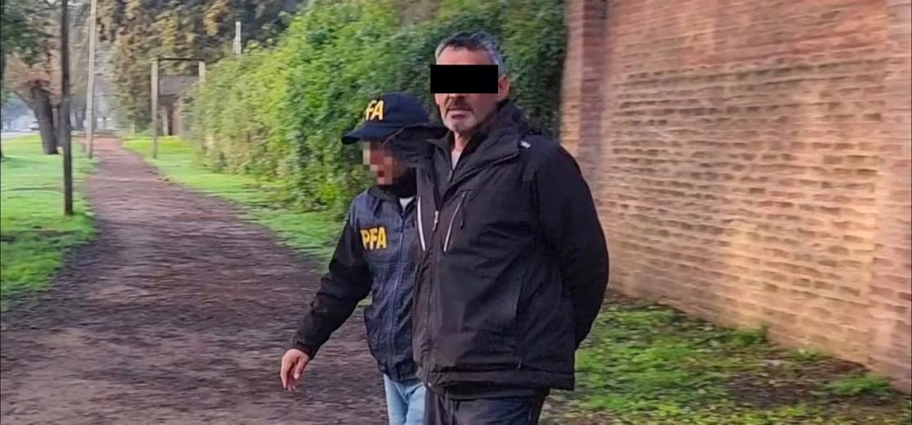 Detuvieron a Bebote Álvarez, un histórico jefe de la barra de Independiente, por una causa narco.