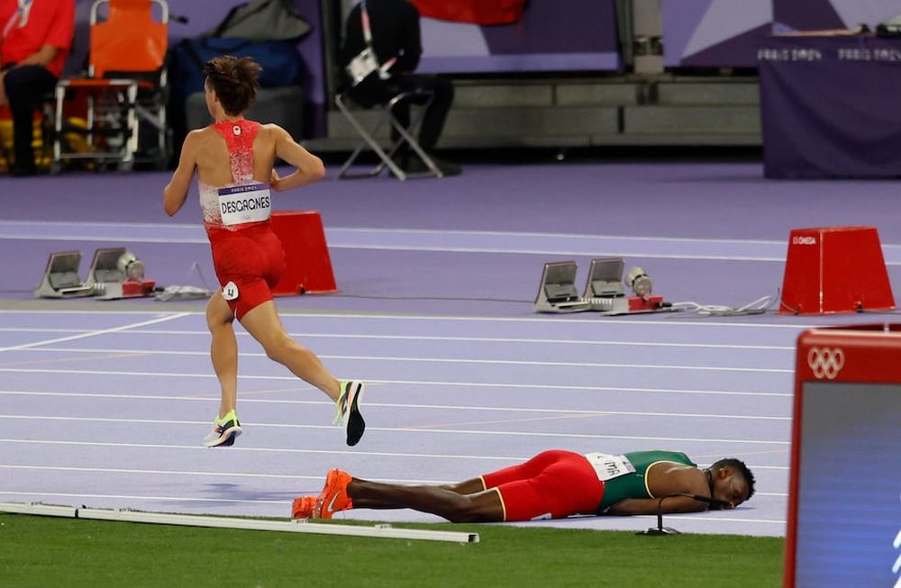 El atleta etíope Lamecha Girma (d) en la final masculina de 3000m obstáculos parte de los Juegos Olímpicos de París 2024 este miércoles, en la capital gala.