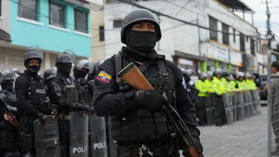 Policías y soldados se encuentran afuera de la prisión El Inca después de que comenzaron los disturbios en el interior en Quito, Ecuador, el lunes 8 de enero de 2024. El motín se produce un día después de que las autoridades ecuatorianas informaron que, en otra prisión diferente en la ciudad de Guayaquil, el líder de la pandilla Los Choneros Adolfo Macías, alias Fito, no se encontraba en su celda. Hace una década, el capo huyó de otra instalación. (Foto AP/Dolores Ochoa)