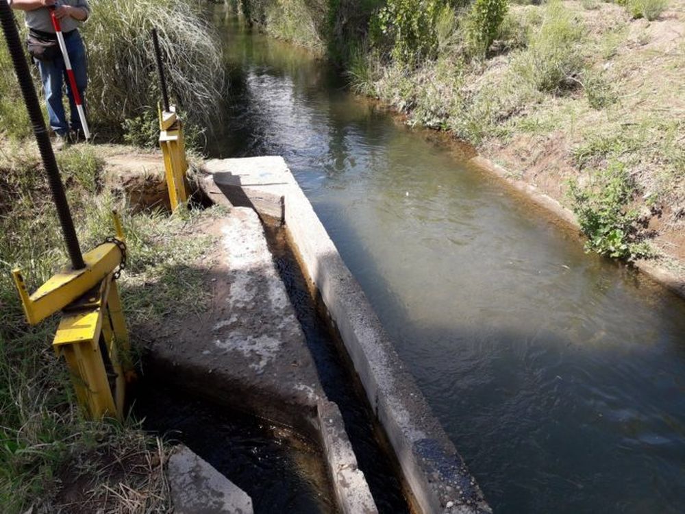 El decreto provincial N° 2192 ratificó el acuerdo entre el Gobierno y el Departamento General de Irrigación para renovar la infraestructura hídrica del canal Serú-Civit, que abastece a 352 usuarios en Cuadro Benegas.
