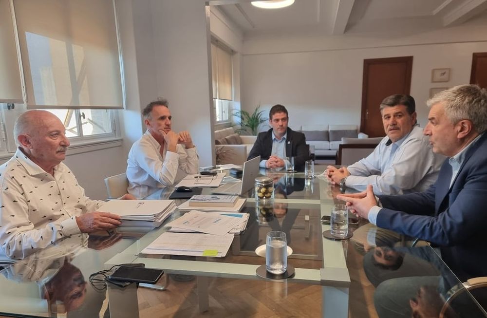 El ministro de Obras, Gabriel Katopodis junto al vicegobernador Mario Abed, el intendente de Rivadavia, Miguel Ronco; su secretario de Gobierno, Hernán Amat; y el administrador de Vialidad provincial, Osvaldo Romagnoli.