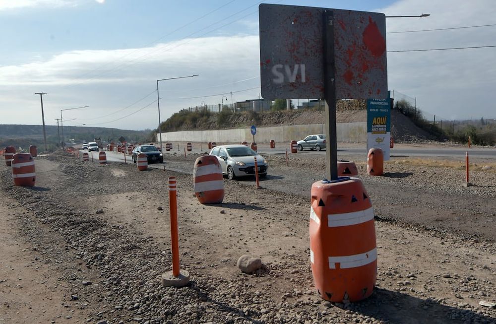 02 Junio 2022 Sociedad Continúan las obras en la Ruta Provincial 82  Panamericana en el departamento Luján de Cuyo. Foto: Orlando Pelichotti