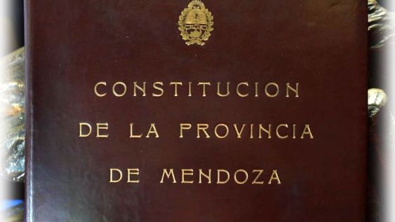 La Constitución de Mendoza, en su Art.1 dispone: “La Provincia de Mendoza es parte integrante e inseparable de la Nación Argentina y la Constitución Nacional es su ley suprema”.