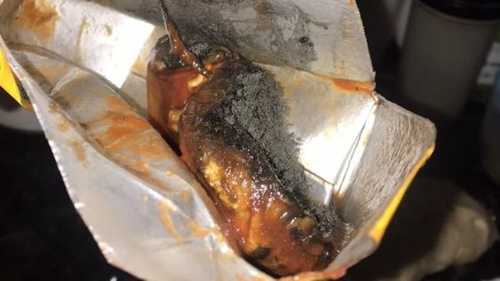 Un objeto negro fue descubierto en el interior de una caja de puré de tomate.