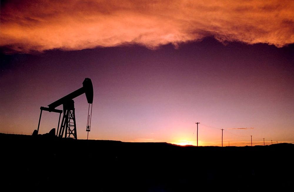 RINCON DE LOS SAUCES - 15/01/97. Les pasamos la información sobre el anuncio que acaba de hacer YPF. “Un proyecto de futuro – Programa de desarrollo exploratorio y productivo 2010/2014”. El programa tiene como objetivo hacer una revisión integral del potencial exploratorio de todas las cuencas sedimentarias de la Argentina y un relevamiento de todo el dominio minero nacional. YPF tiene previsto financiar todas las actividades que fueran necesarias para obtener información de la totalidad de bloques exploratorios que aún no fueron asignados por la Nación o las provincias a ninguna compañía y que podrían contener nuevas reservas petroleras y gasíferas. Asimismo, YPF avanzará en el segundo semestre de año próximo con la búsqueda de hidrocarburos en las Islas Malvinas. El Programa estará liderado por YPF con un grupo de profesionales y técnicos dedicados exclusivamente al Plan; y se invita a participar a la Nación, las provincias, universidades, en tanto distintas entidades científicas y académicas se encargarán de validar los avances y conclusiones.  En los archivos adjuntos les pasamos un comunicado con a información detallada.petroleo pozo