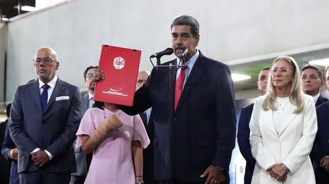 Los Andes | El presidente de Venezuela, Nicolás Maduro (c), acompañado de la primera dama Cilia Flores (d) y el presidente de la Asamblea Nacional de Venezuela Jorge Rodriguez (i), habla a la salida del Tribunal Supremo de Justicia (TSJ) este miércoles, en Caracas (V
