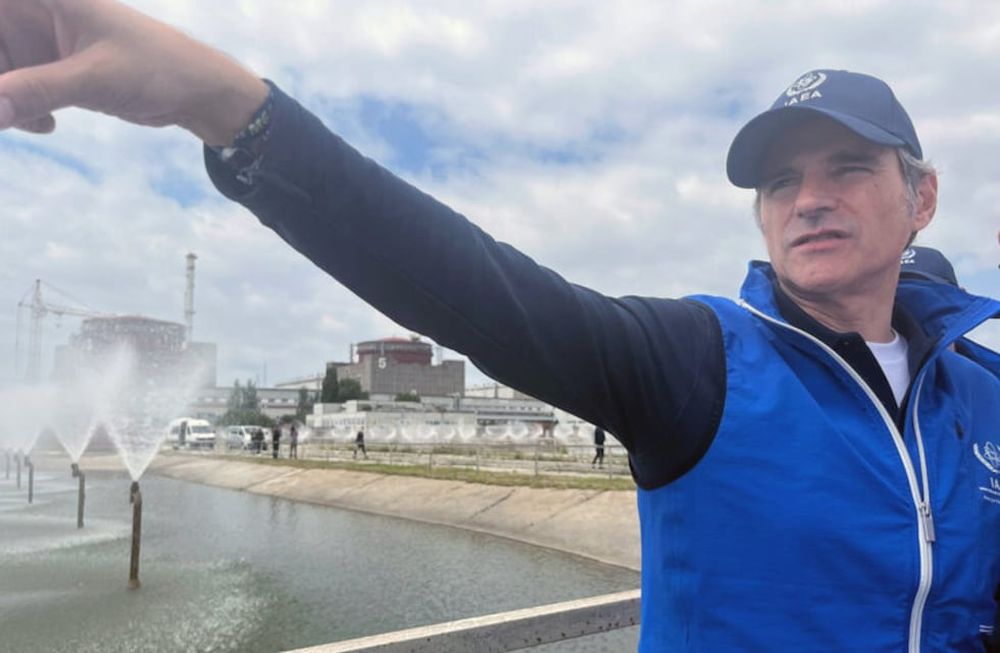 El director general del Organismo Internacional de Energía Atómica (OIEA), Rafael Grossi, en una visita a la central nuclear de Zaporiyia durante el mes de junio.