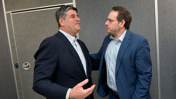 El vicegobernador Mario Abed por el oficialismo y el senador Lucas Ilardo por el peronismo, dejan sus lugares. Foto: Orlando Pelichotti / Los Andes