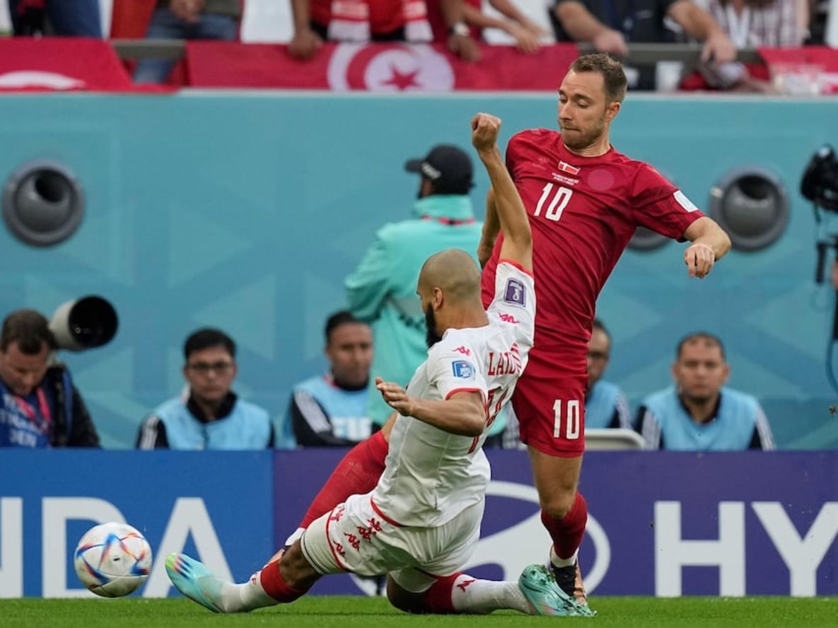 Aissa Laidouni y Christian Eriksen con todo en Túnez - Dinamarca. Foto: AP.