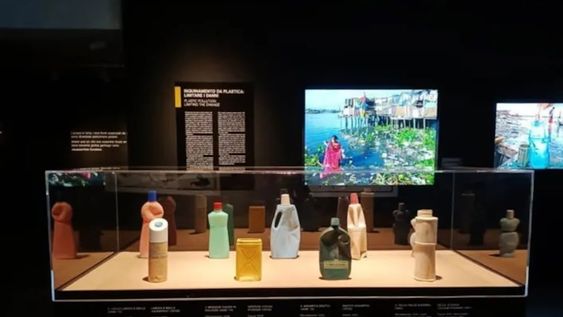 Artículos de la colección Archeoplastica en exhibición con National Geographic en 2022. | Foto: Gentileza