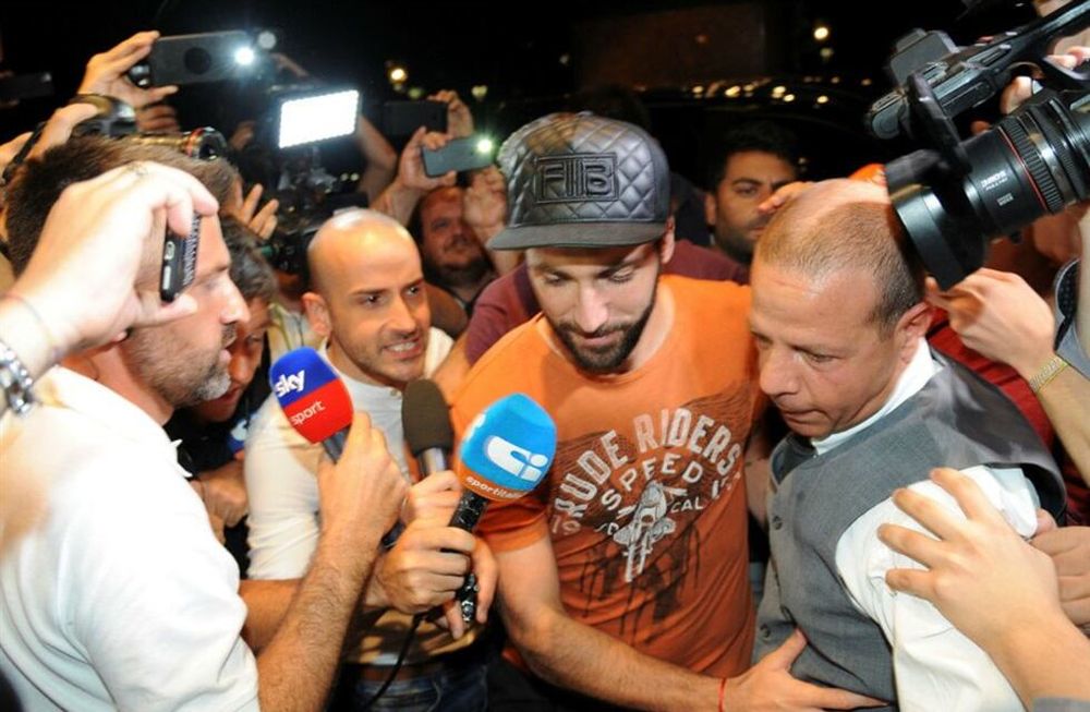 Gonzalo Higuaín llegó a Milán para cerrar su pase al Rossonero