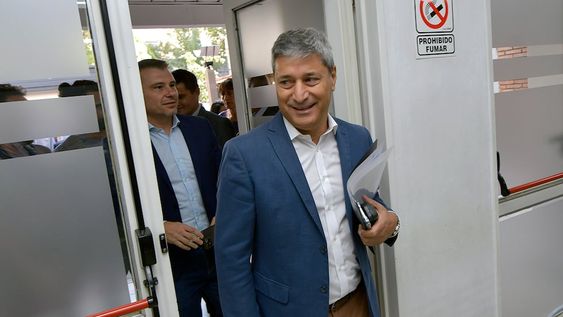 El titular de la Obra Social de los Empleados Públicos ( OSEP ), Carlos Funes junto al Ministro de Hacienda y Finanzas Victor Fayad esta mañana en el Anexo de la Legislatura Provincial, Cámara de DiputadosFoto: Orlando Pelichotti