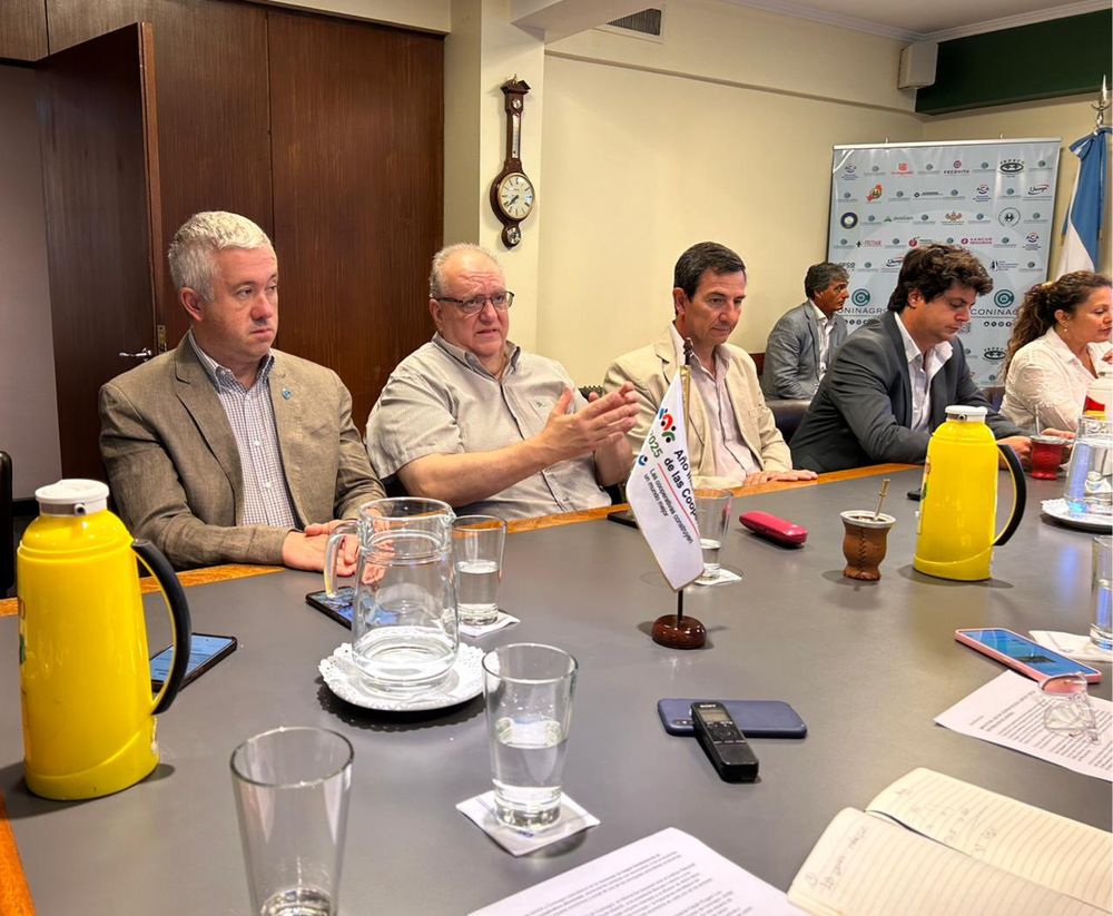 Autoridades de ACOVI y Coninagro durante la presentaci&oacute;n del Informe de Impacto Econ&oacute;mico del cooperativismo vitivin&iacute;cola en Mendoza.