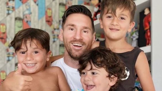 Los tres pequeños siempre apoyan a su papá. Los tres pequeños siempre apoyan a su papá.