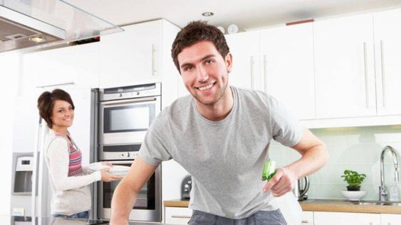Él o ella: ¿quién hace las tareas de la casa?