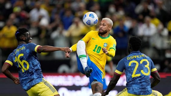 Neymar, referente de Brasil, en el partido ante Colombia por las eliminatorias sudamericanas. (AP)