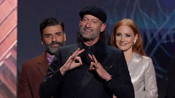 Troy Kotsur recibe el Premio SAG al mejor actor de reparto, por CODA, convirtiéndose el primer actor sordo en obtenerlo. (Foto AP/Chris Pizzello)