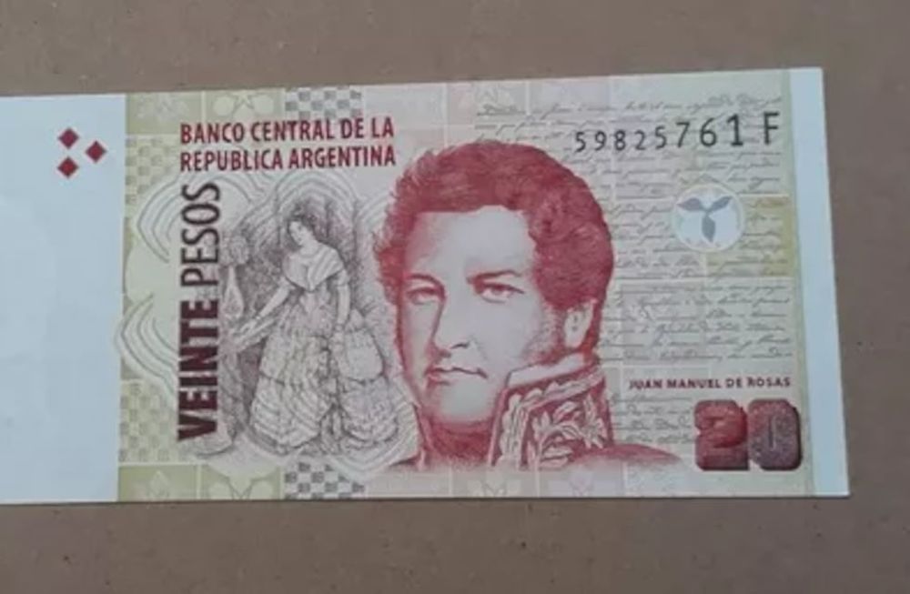 En el anverso, lado izquierdo abajo se observan líneas rojas punteadas coincidentes con el 2 del reverso. Foto: Captura.