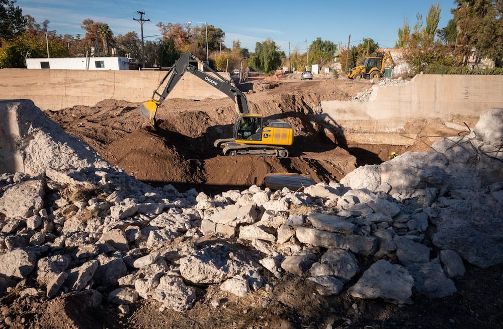 ObrasConstruyen un puente sobre el zanjón Frías que unirá la rotonda de San Francisco de Asís y el bulevar Juncal, en Godoy Cruz. Foto: Ignacio Blanco / Los Andes