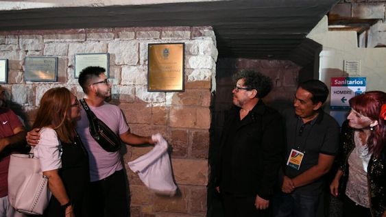 Homenaje al artista Claudio Martínez en una pausa del ensayo general de Vendimia en el teatro Fran Romero Day, donde se colocó una placa conmemorativa.