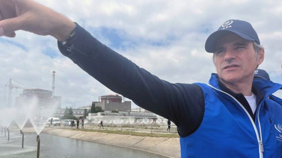 El director general del Organismo Internacional de Energía Atómica (OIEA), Rafael Grossi, en una visita a la central nuclear de Zaporiyia durante el mes de junio.