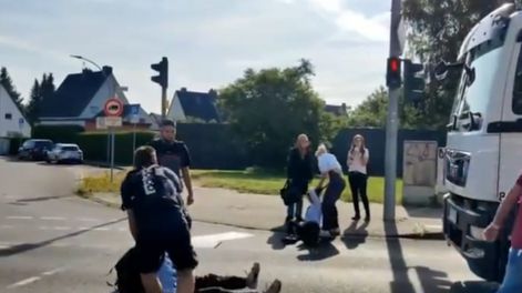 La mujer es arrastrada de los pelos para detener la protesta