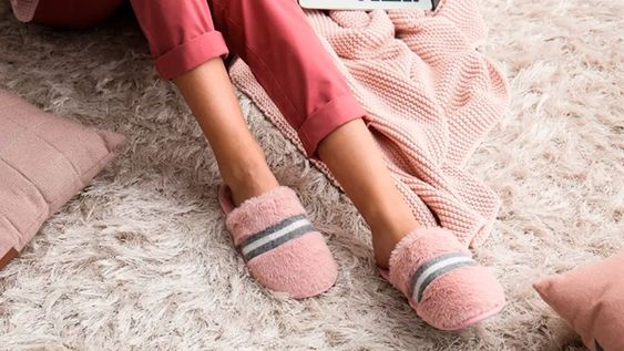 Las pantuflas de toalla brindan comodidad y resguardan tus pies en invierno.