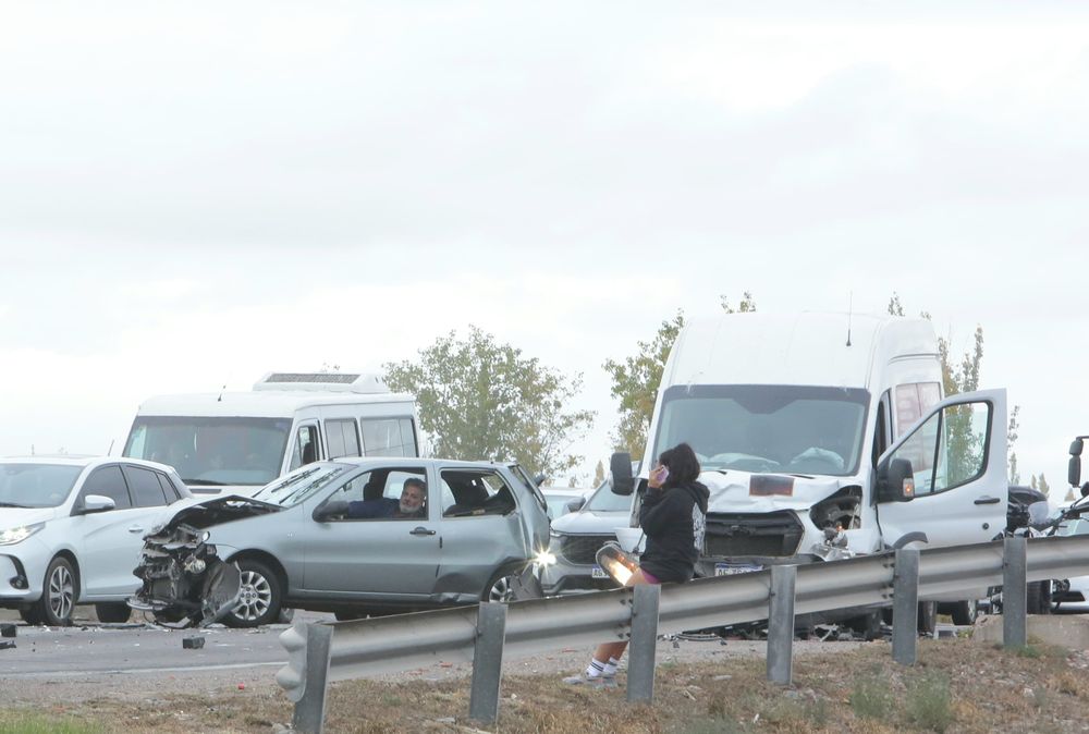 Un choque triple en el Acceso Sur genera caos de tránsito