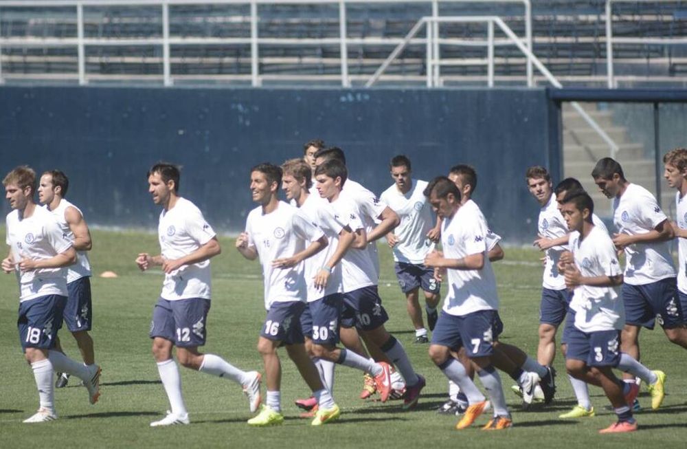 Por una deuda salarial, el plantel de la Lepra no se presentaría ante Huracán