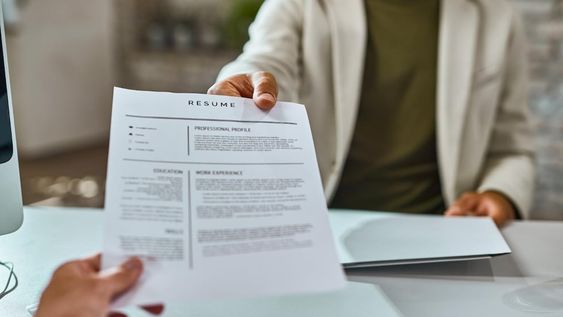 Las contrataciones laborales caerán este año respecto de 2023 y 2022 en Argentina.