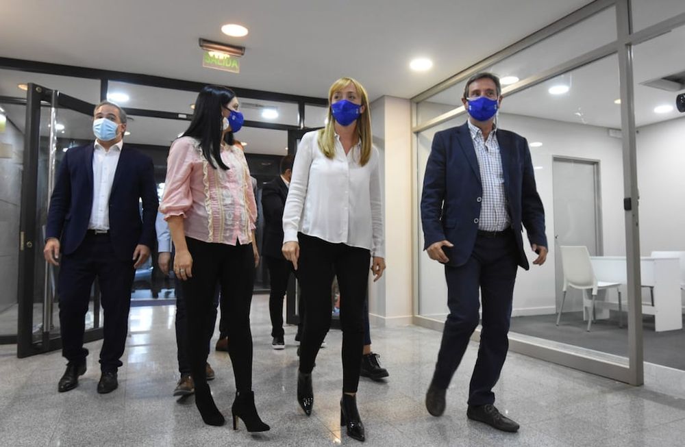 Anabel Fernández Sagasti (centro), ingresa a la sede acompañada de la intendenta de Santa Rosa, Flor Destéfanis y junto al resto de los caciques. Foto: Mariana Villa