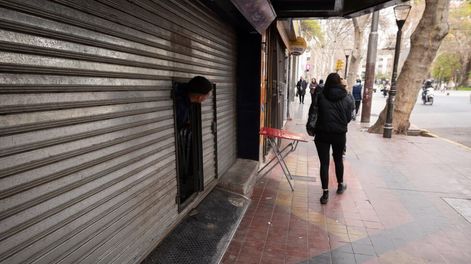 Los Andes | Presos del pánico: comerciantes del centro cerraron sus puertas por cadenas de WhatsApp sobre supuestos saqueosInvadidos por el temor y la paranoia, dueños y encargados de negocios y cadenas de electrodomésticos del centro mendocino bajaron sus persianas