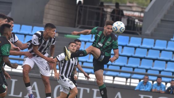 San Martín de San Juan y Gimnasia de Mendoza se enfrentaron en la cancha de Belgrano por la final del Reducido de la Primera Nacional. / Gentileza.