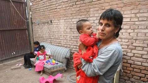 Los Andes | Lorena Gallo la desalojaron con cuatro hijos menores y vive en una situación extrema en una precaria pieza que no tiene baño ni cocina en GuaymallénLorena junto a su hijo Ciro de siete meses Foto: José Gutierrez / Los Andes