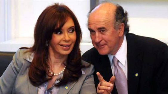 El kirchnerismo de Cristina y Parrilli no pretende hacer ninguna revolución pero sí actuar como si la estuviera haciendo a fin de que se puedan justificar en nombre de ella todos los excesos autoritarios.